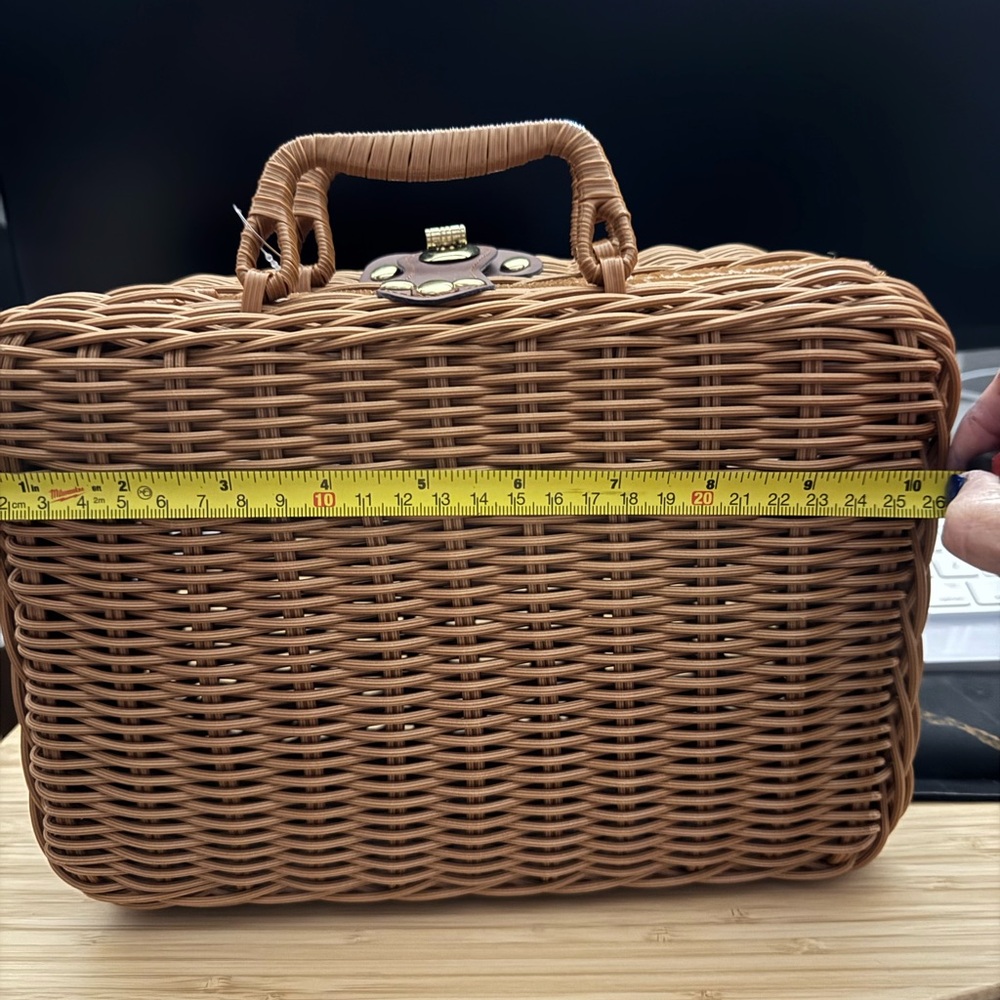 Elegant Tan Woven Clutch - Picture 4 of 5